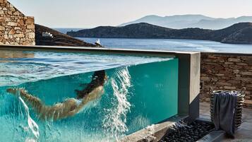 Suite, piscina privata, vista mare (Liostasi) | Biancheria da letto di alta qualità, minibar, cassaforte in camera