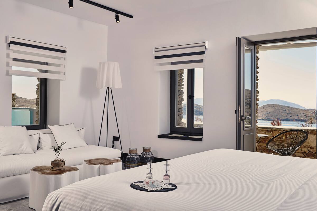 Suite, Private Heated Pool, Sea View (Liostasi) | 高級寢具、迷你吧、房內夾萬、熨斗/熨衫板