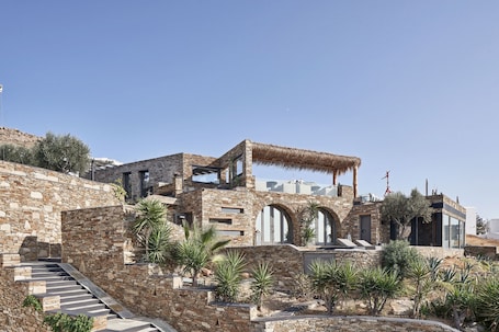 Exterior. Liostasi