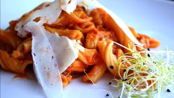 Comida y bebida