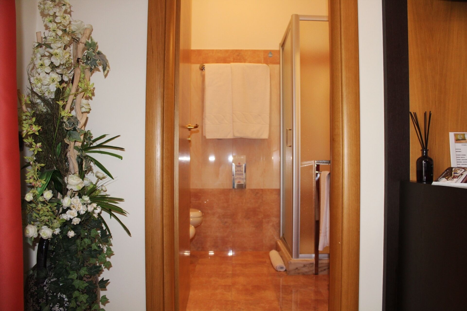 deluxe double room single use, 1 double bed, private bathroom | bathroom | shower, free toiletries, hair dryer, bathrobes