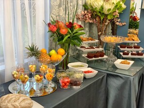 Daily buffet breakfast (ZAR 180 per person)