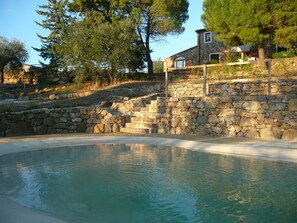 Piscine extérieure (ouverte en saison), parasols de plage