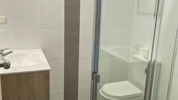 Classic Room, 1 King Bed, Non Smoking | Bathroom shower