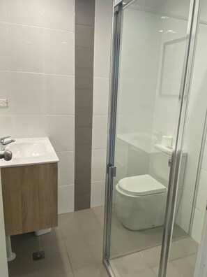 Classic Room, 1 King Bed, Non Smoking | Bathroom shower - Newcastle Motel (Charlestown)