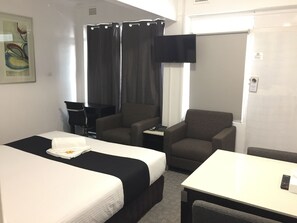 Habitación clásica, 1 cama de matrimonio grande, no fumadores | Cortinas opacas, tabla de planchar con plancha, wifi gratis