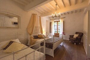 Standard Triple Room, Multiple Beds | Minibar, desk, iron/ironing board, free WiFi - B&B Country House Poggio del Drago (Civitella in Val di Chiana)