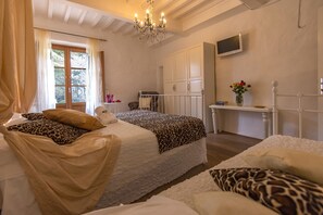 Minibar, desk, iron/ironing board, free WiFi - B&B Country House Poggio del Drago (Civitella in Val di Chiana)