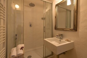 Habitació triple estàndard, diversos llits | Bany | Dutxa, capçal de dutxa tipus cascada, assecador de cabells i tovalloles 