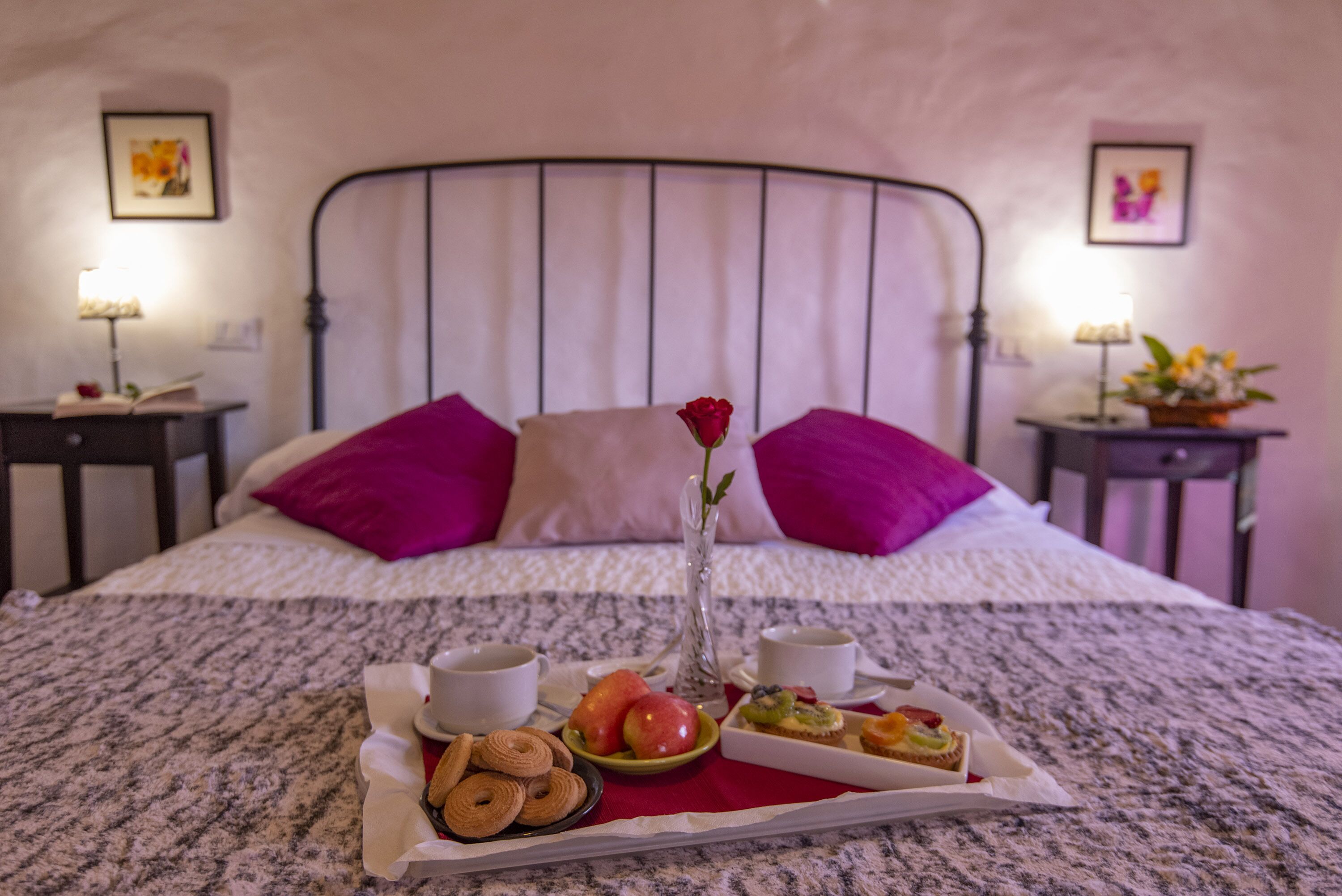 Quarto triplo standard, várias camas | Frigobar, escrivaninha, ferros/tábuas de passar roupa, Wi-Fi de cortesia