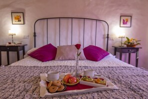 Standard Triple Room, Multiple Beds | Minibar, desk, iron/ironing board, free WiFi - B&B Country House Poggio del Drago (Civitella in Val di Chiana)