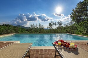 Una piscina al aire libre de temporada