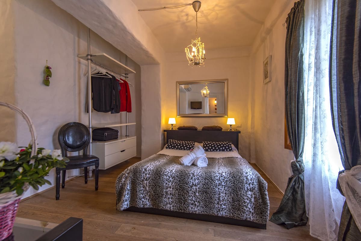 Minibar, desk, iron/ironing board, free WiFi