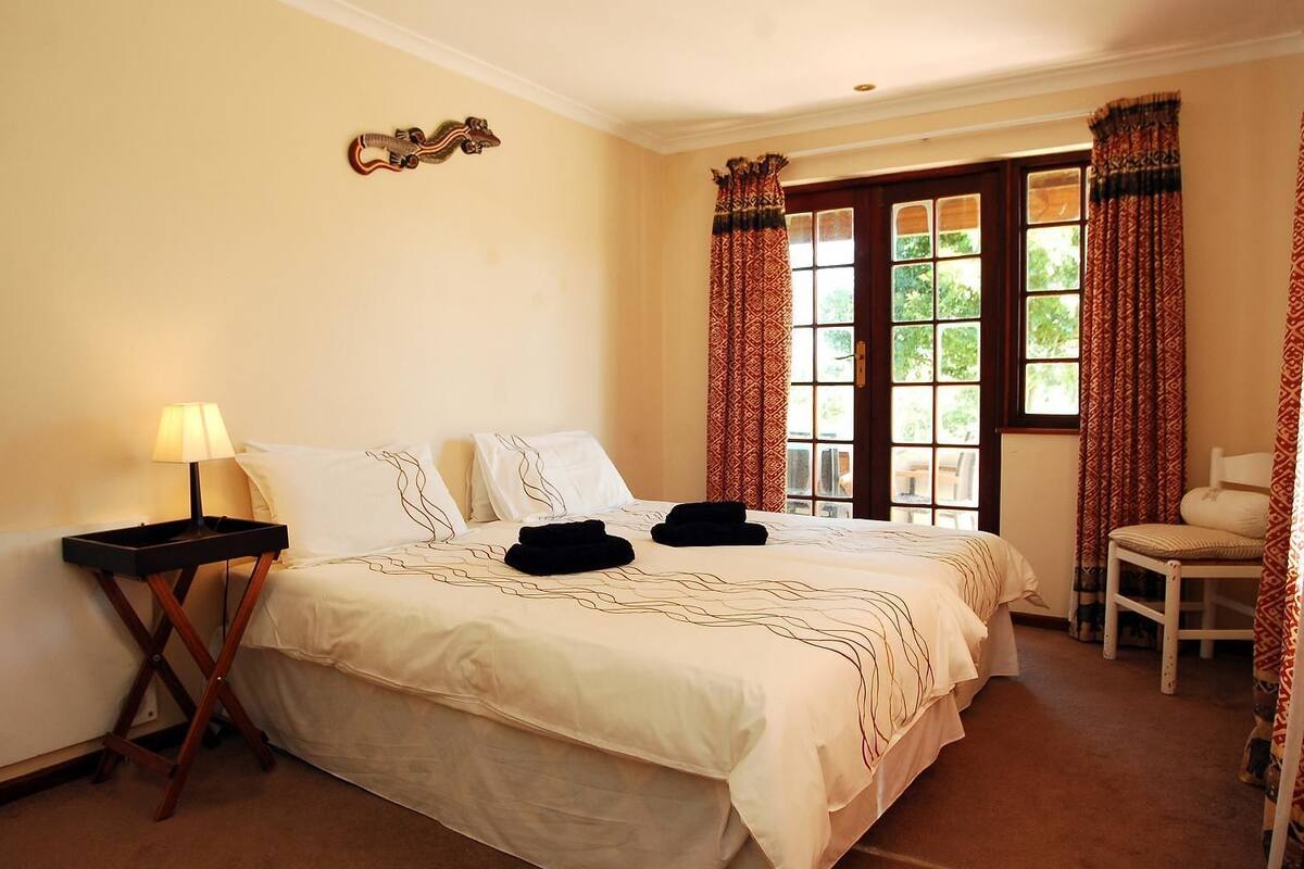 Minibar, in-room safe, desk, iron/ironing board