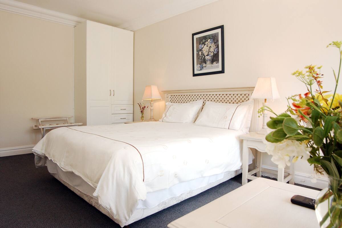 Minibar, in-room safe, desk, iron/ironing board