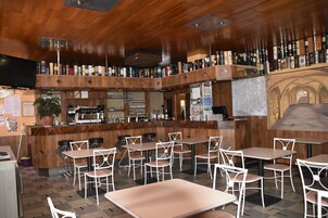 供应早餐、午餐和晚餐