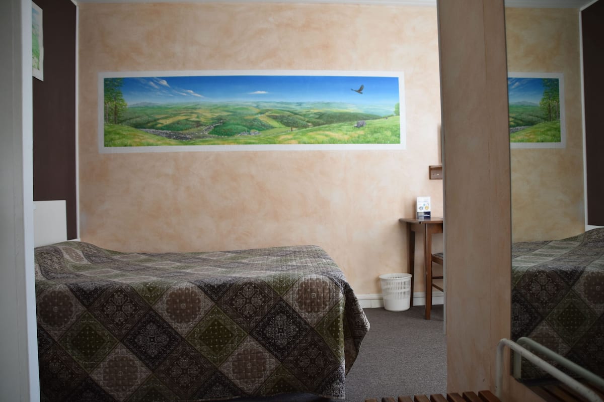 Escritorio, wifi gratis y ropa de cama