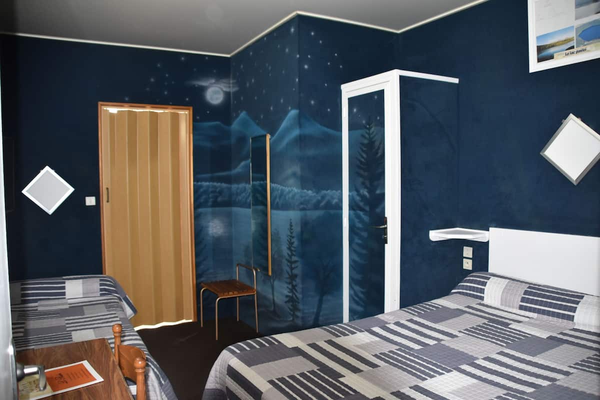 Escritorio, wifi gratis y ropa de cama