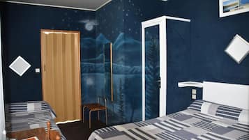 Triple Room | Desk, free WiFi, bed sheets