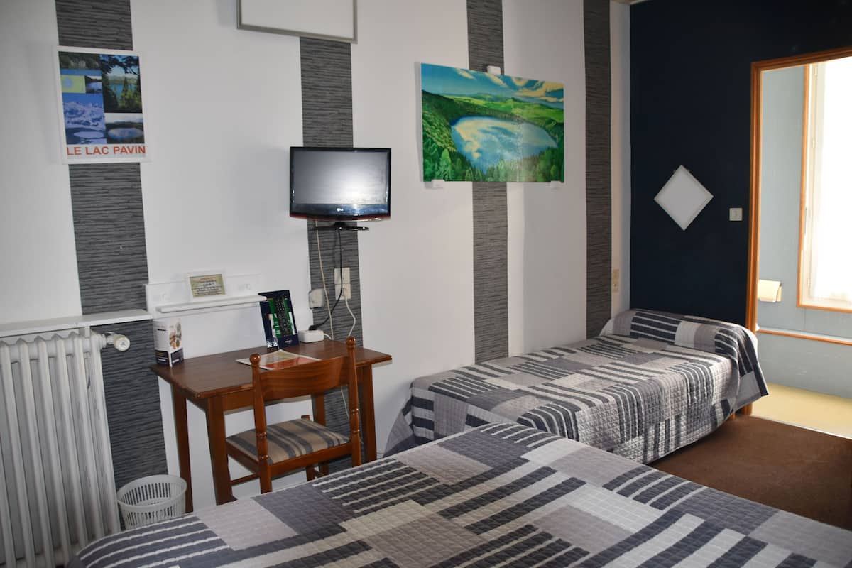 Triple Room | Desk, free WiFi, bed sheets