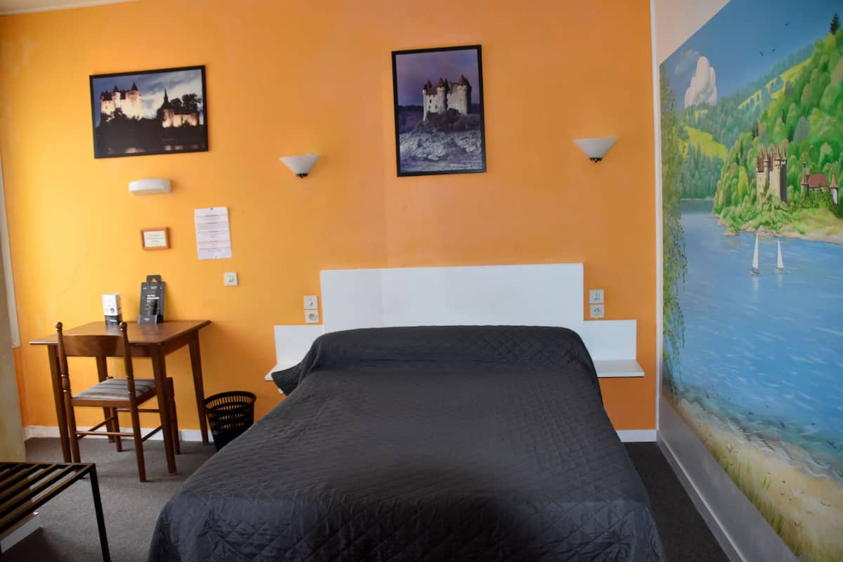 Escritorio, wifi gratis y ropa de cama