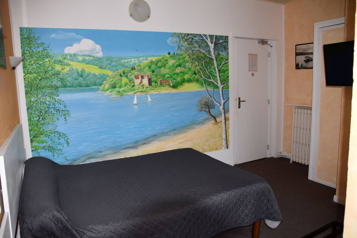 Double Room | Desk, free WiFi, bed sheets