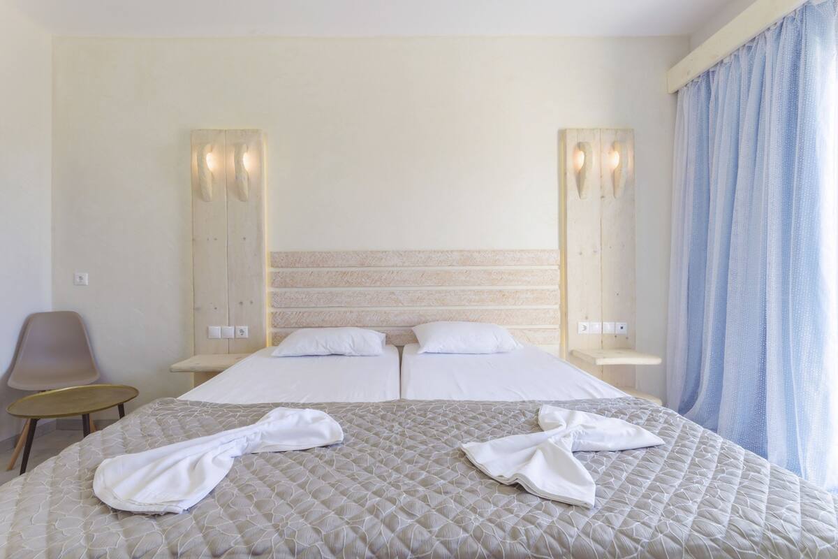 1 bedroom, blackout drapes, soundproofing, cribs (free)