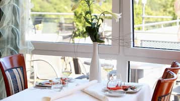 Breakfast and dinner served, alfresco dining