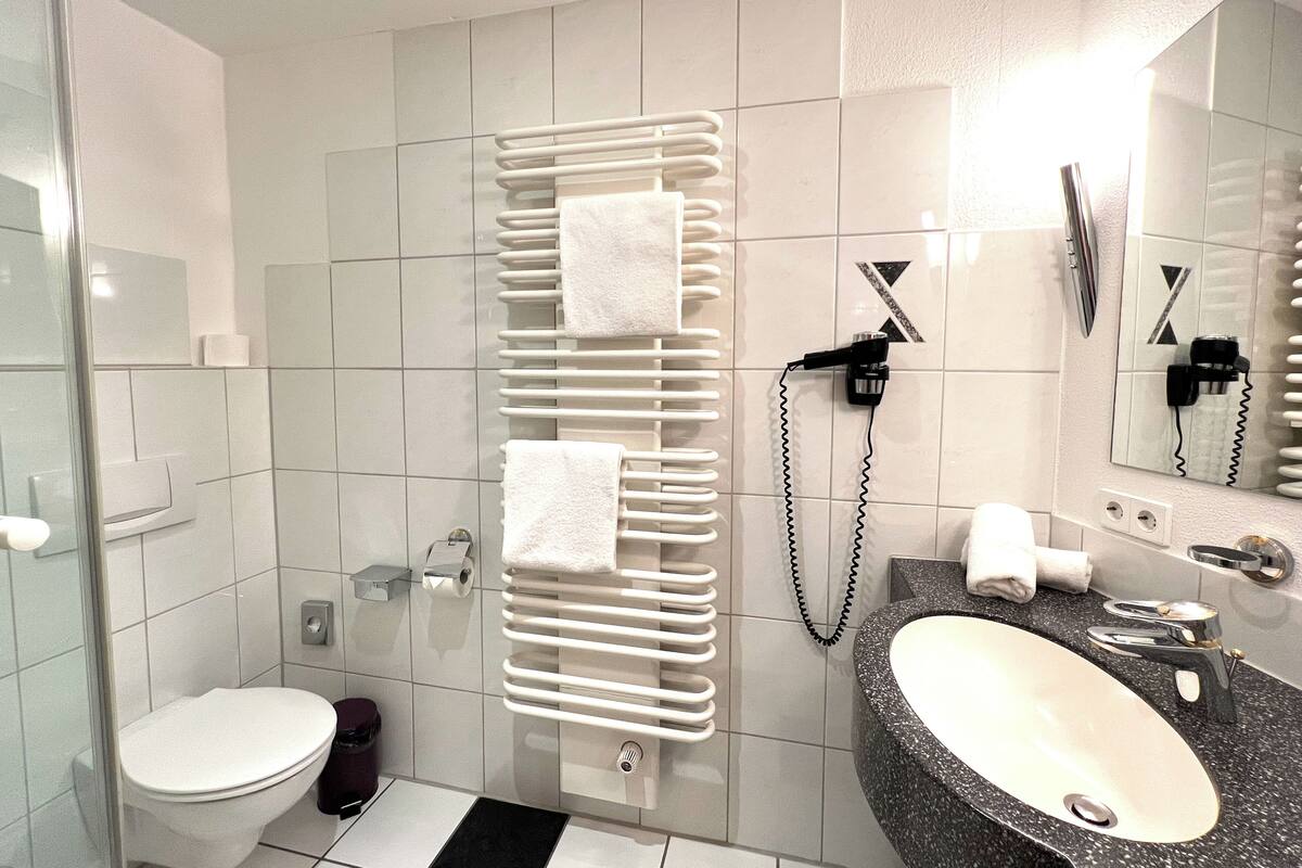 deluxe double room, 1 double bed, non smoking, valley view | bathroom | free toiletries, hair dryer, bathrobes, slippers