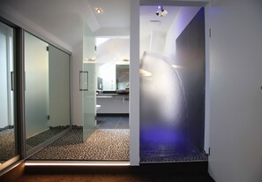 Habitación doble superior, 1 cama matrimonial, para no fumadores, vista a la montaña | Baño | Amenidades de baño gratuitas, secadora de cabello, batas, pantuflas 