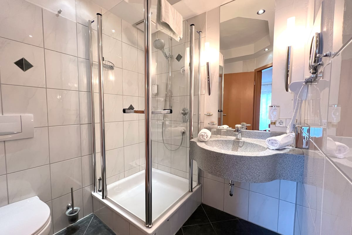 premium double room, non smoking, valley view | bathroom | free toiletries, hair dryer, bathrobes, slippers