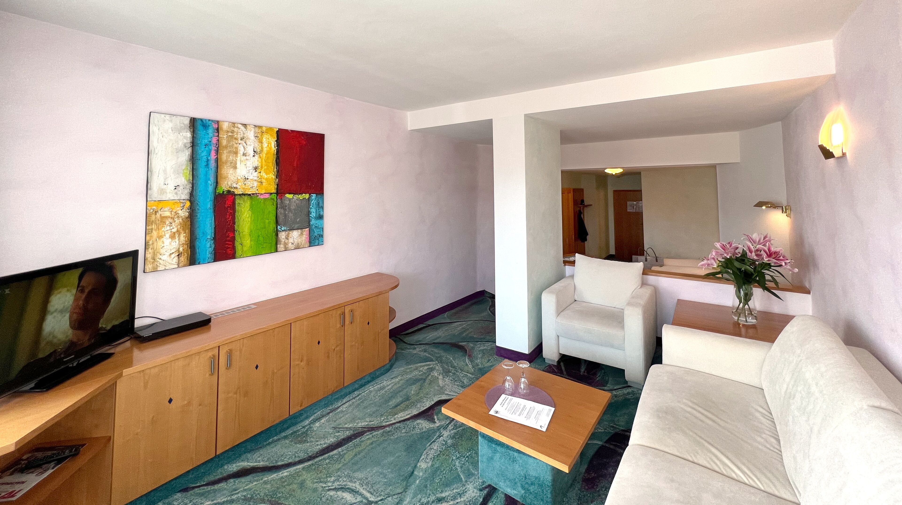 deluxe double room, 1 double bed, non smoking, valley view | living area | 32-inch flat-screen tv with satellite channels, tv, books