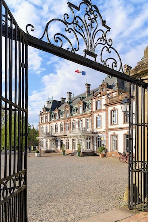 A historic building with a symmetrical facade, a central entrance, and a flag. - Château de Pourtalès (Strasbourg)