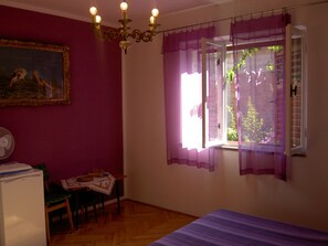 Quarto casal standard, 1 quarto | Camas extras/dobráveis (sobretaxa), Wi-Fi de cortesia, roupa de cama