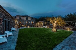 Fachada da propriedade à noite