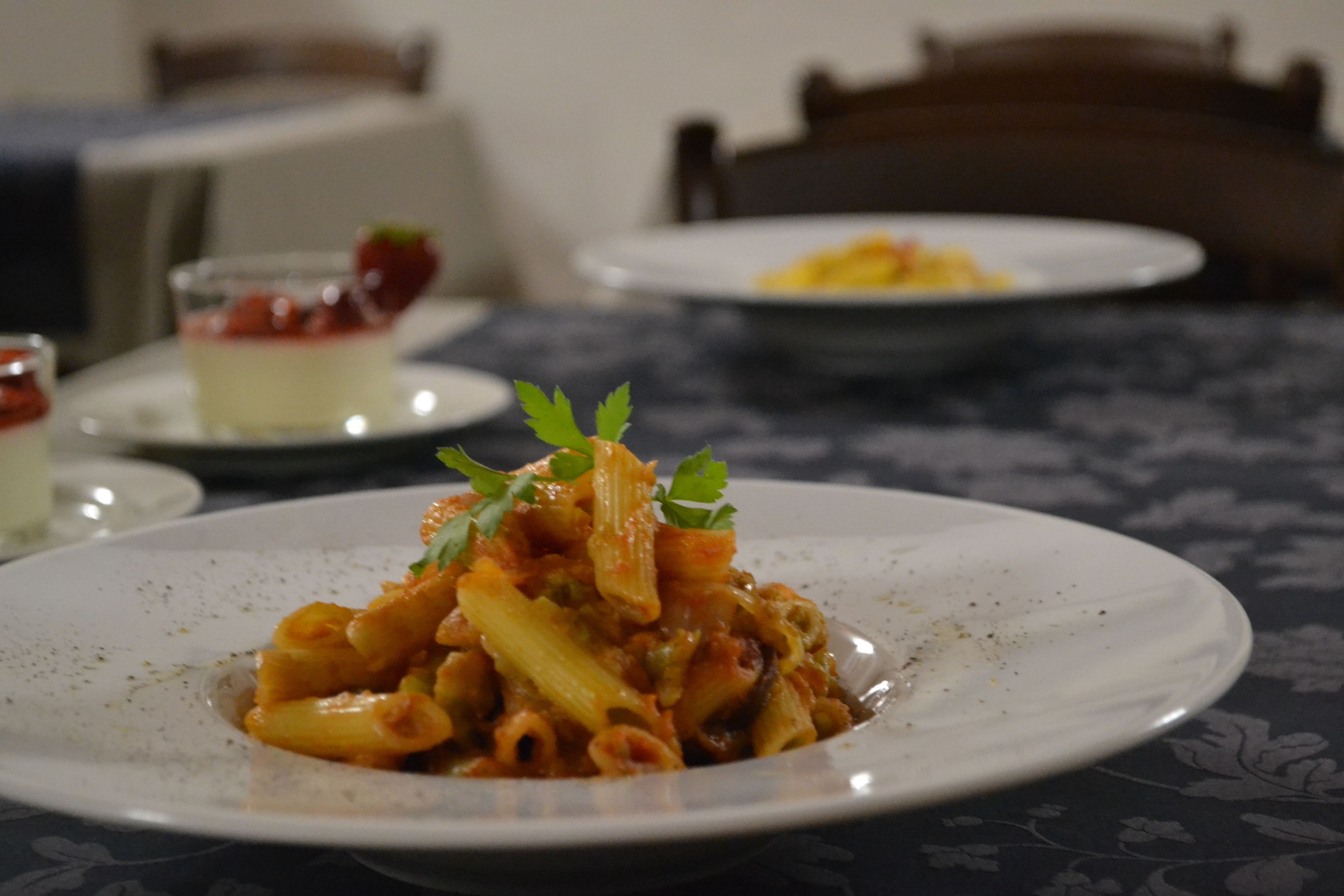 Ein Esstisch mit einer Pasta-Platte.