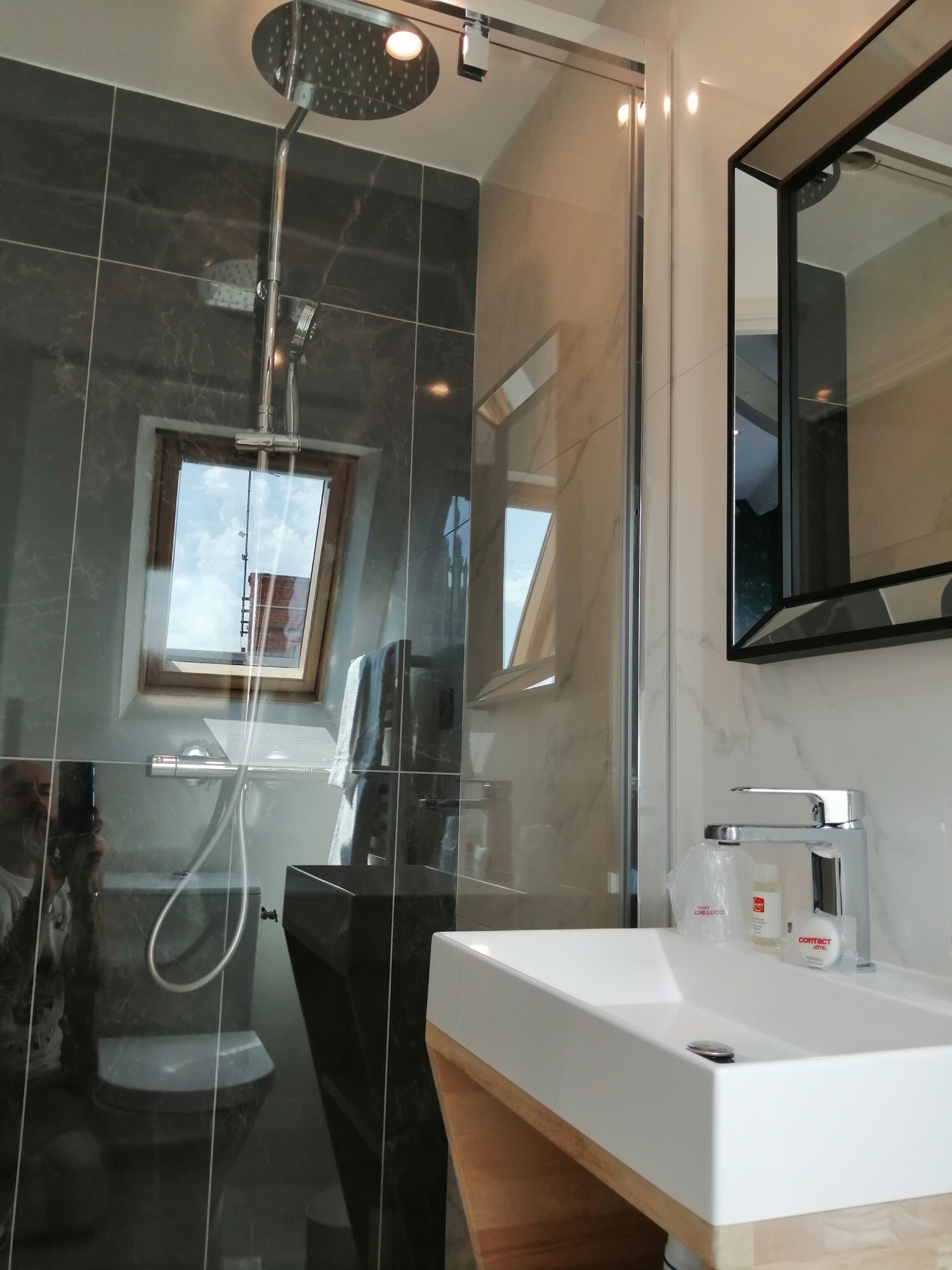 chambre mansardée accessible uniquement par escaliers | bathroom | shower, free toiletries, towels