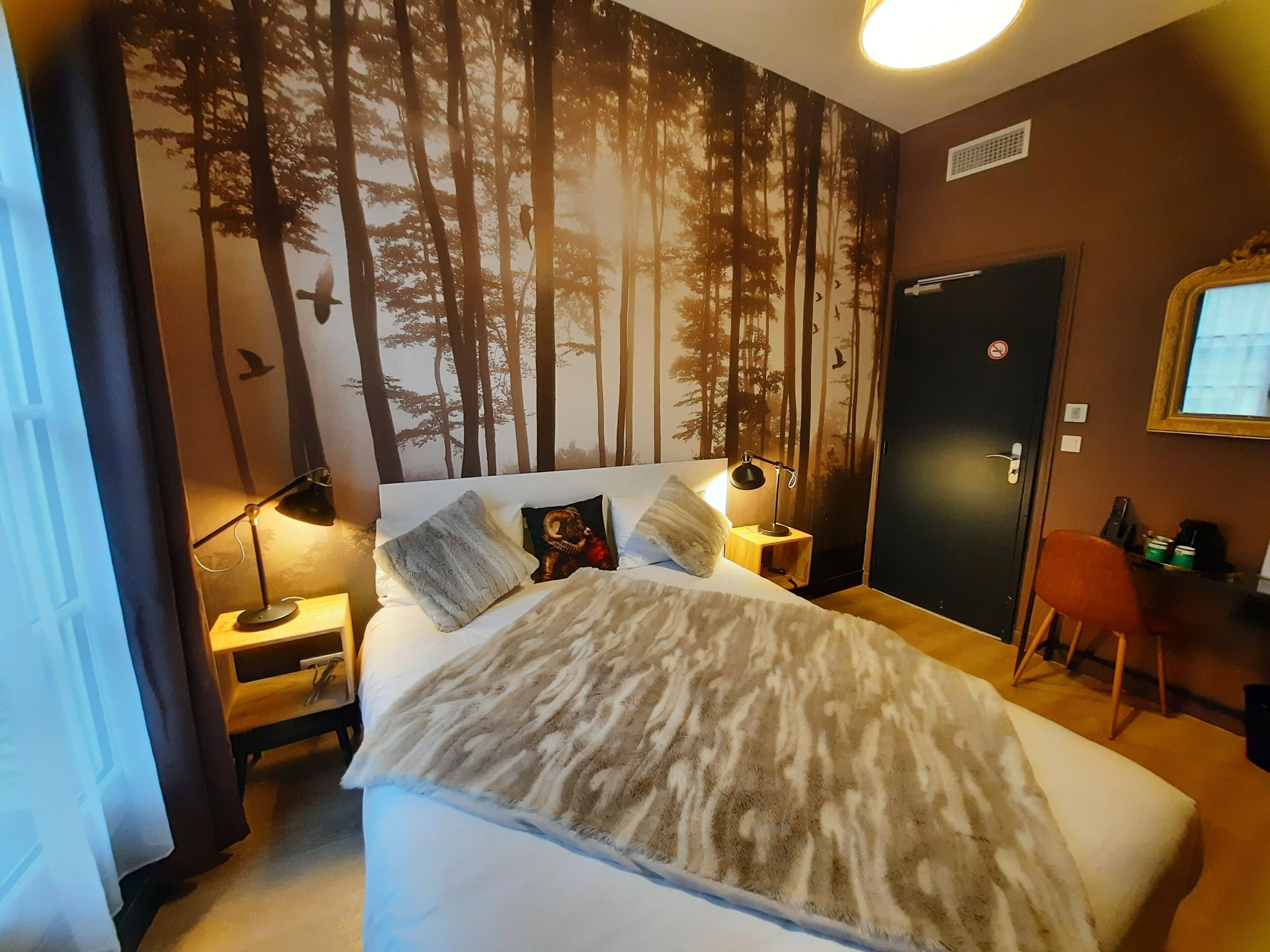 economy double room | in-room safe, individually decorated, desk, soundproofing