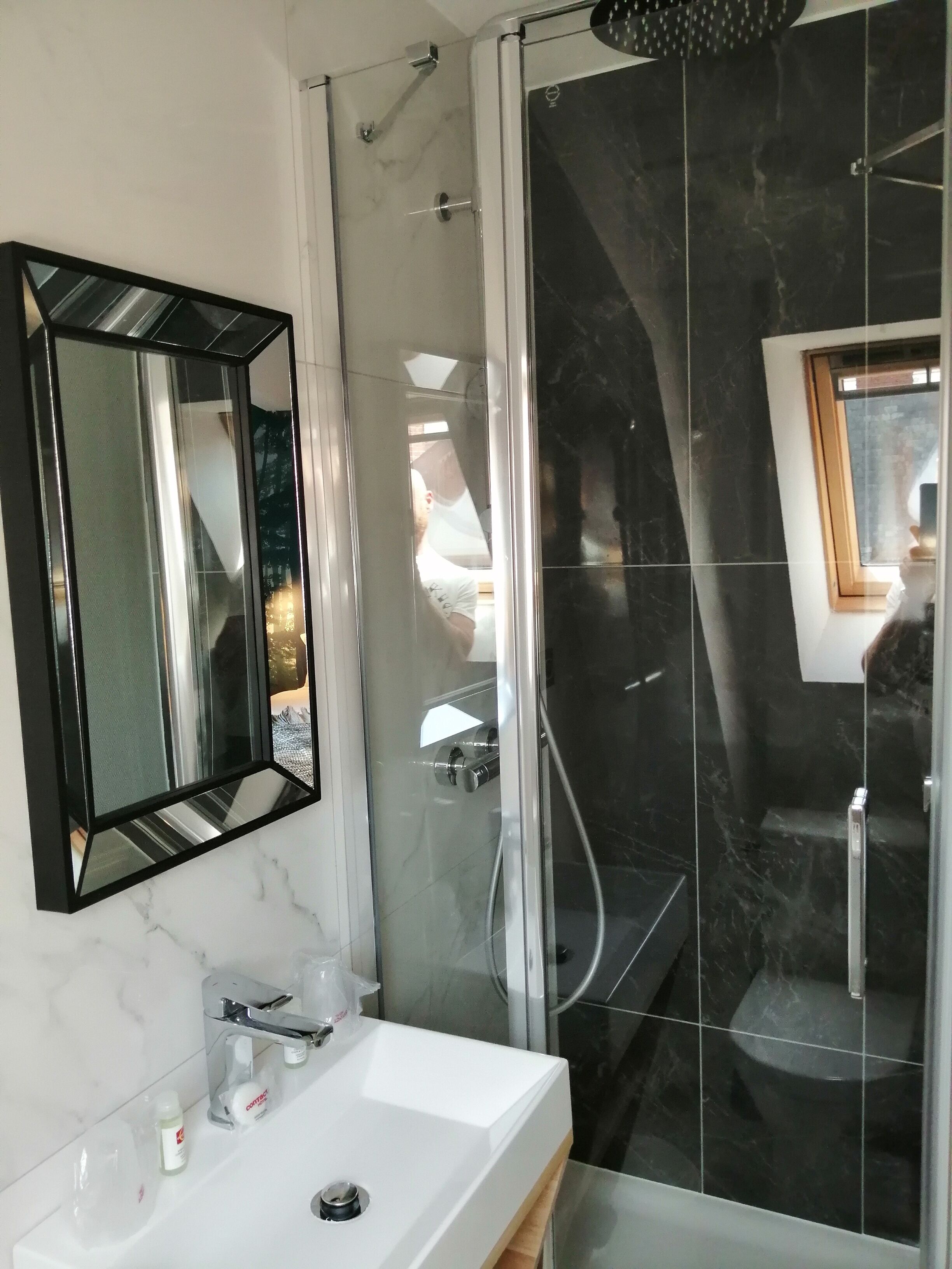 chambre mansardée accessible uniquement par escaliers | bathroom | shower, free toiletries, towels