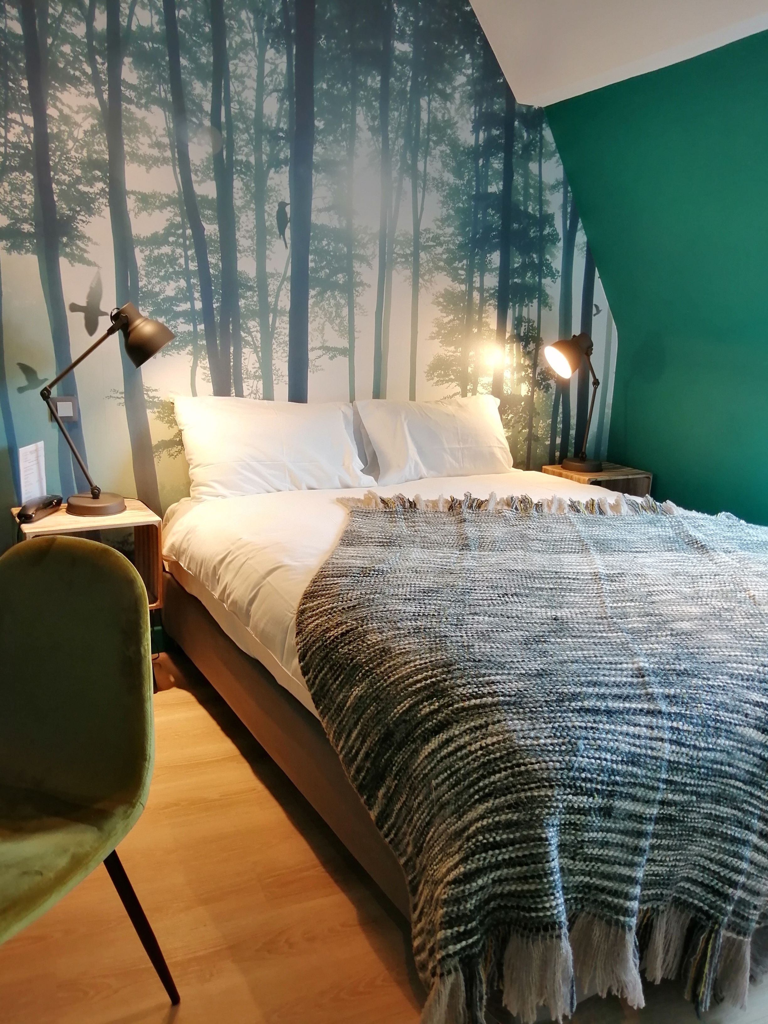 chambre mansardée accessible uniquement par escaliers | in-room safe, individually decorated, desk, soundproofing