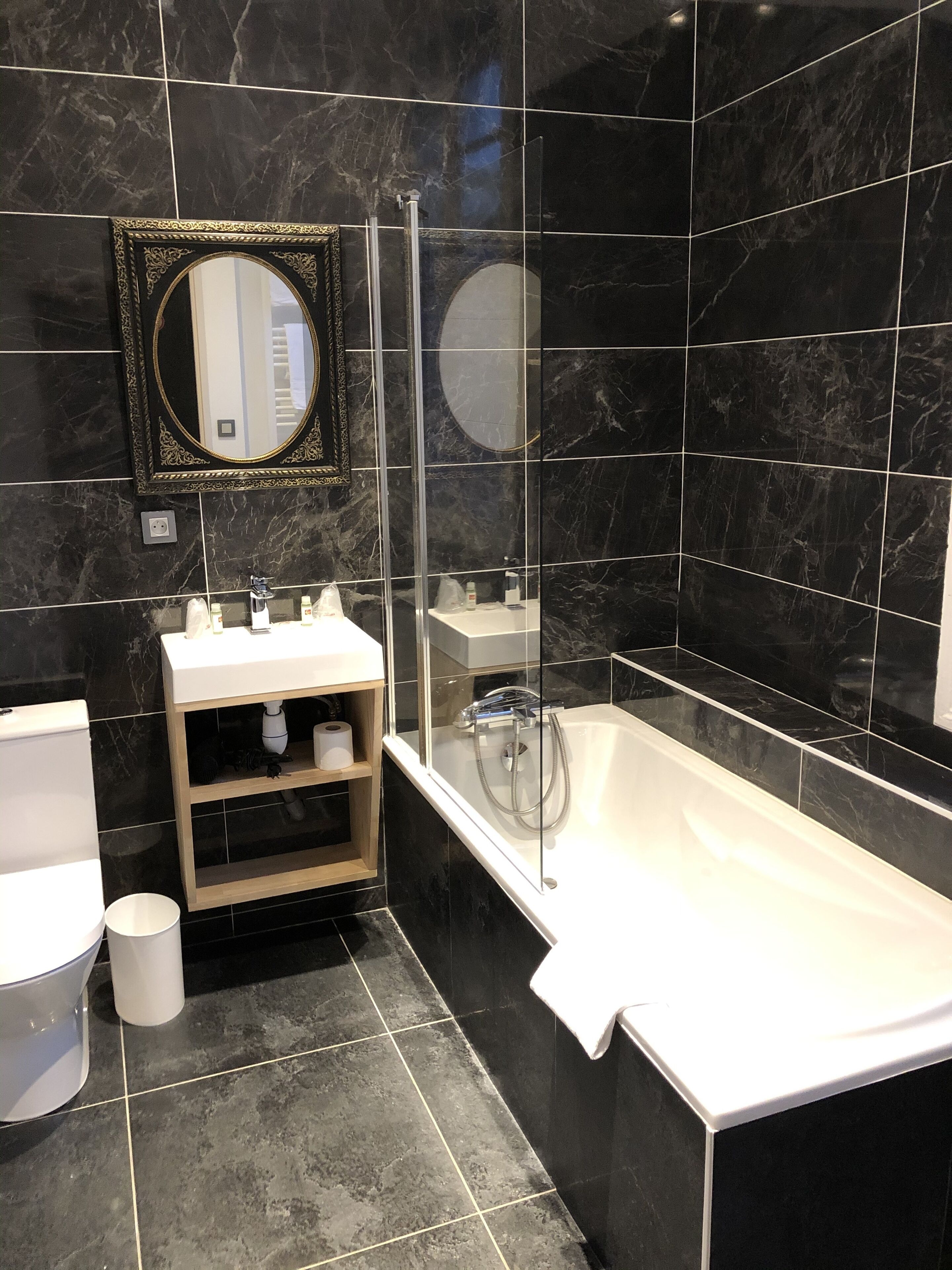 chambre supérieure double ou avec lits jumeaux accessible uniquement par escaliers | bathroom | shower, free toiletries, towels