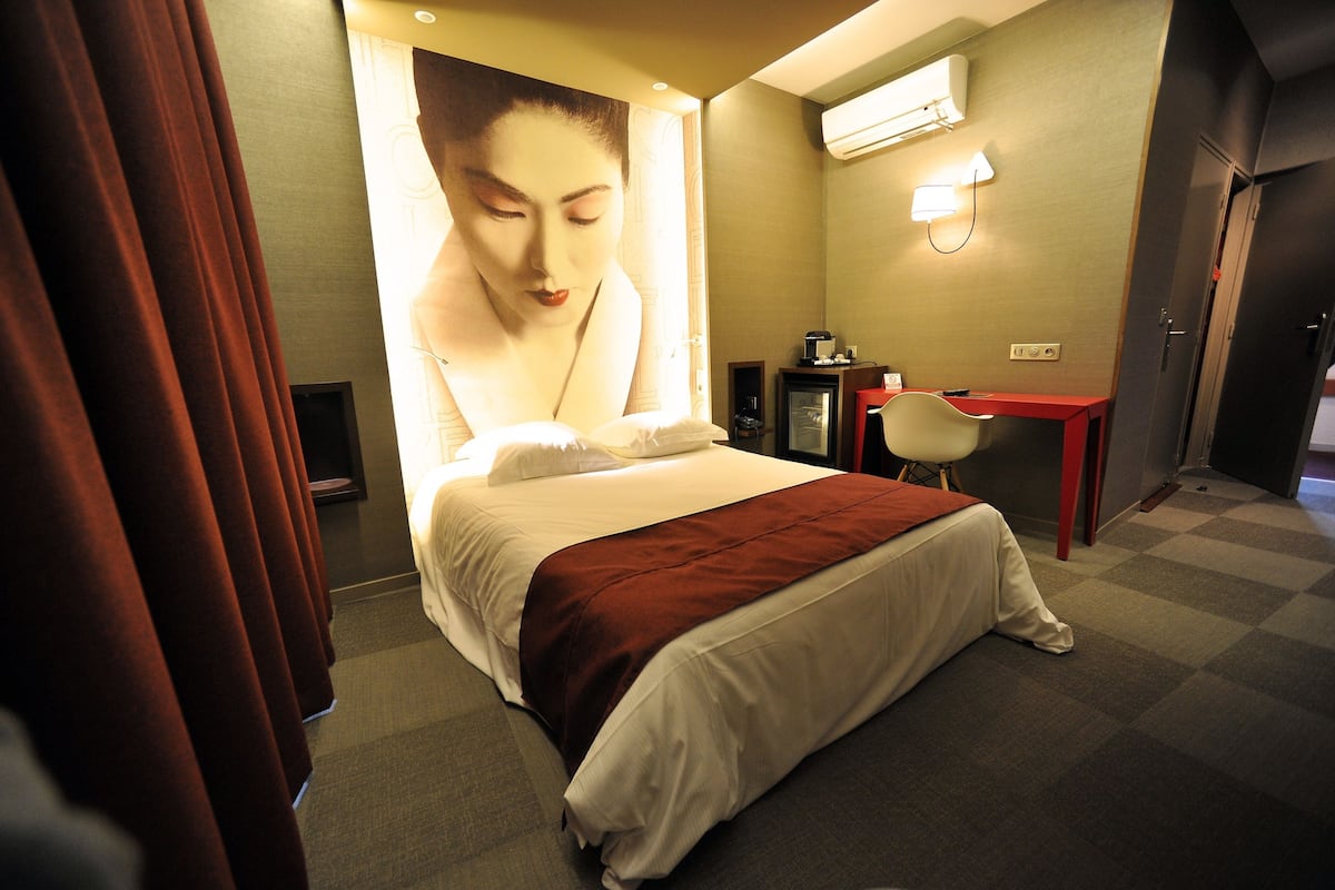 Ein Hotelzimmer mit Bett, Schreibtisch und Stuhl.
