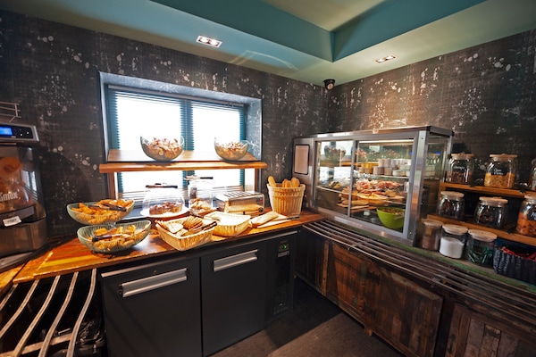 Desayuno buffet diario (EUR 14.90 por persona)