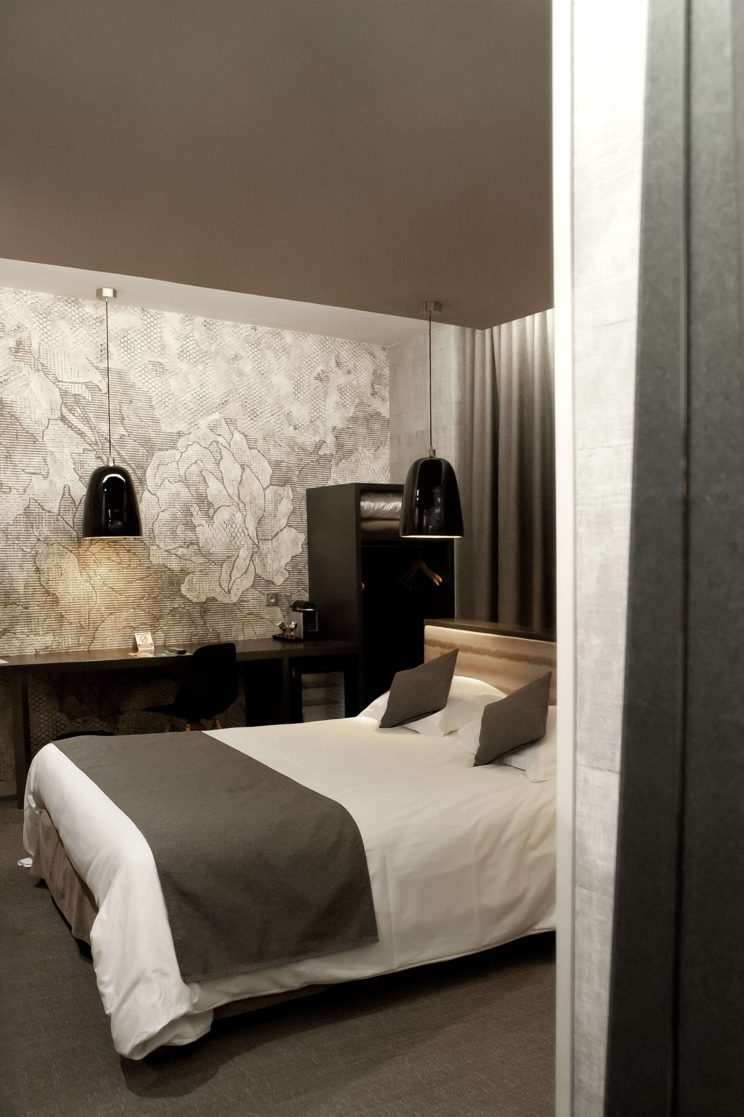 Camas com colchões pillow-top, frigobar (abastecido com itens grátis)