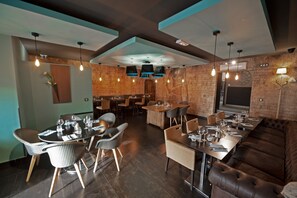 Breakfast, lunch and dinner served - Hôtel Nota Bene (Montceau-les-Mines)