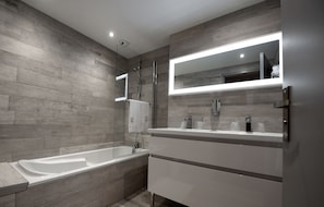 Elegance Suite | Bathroom