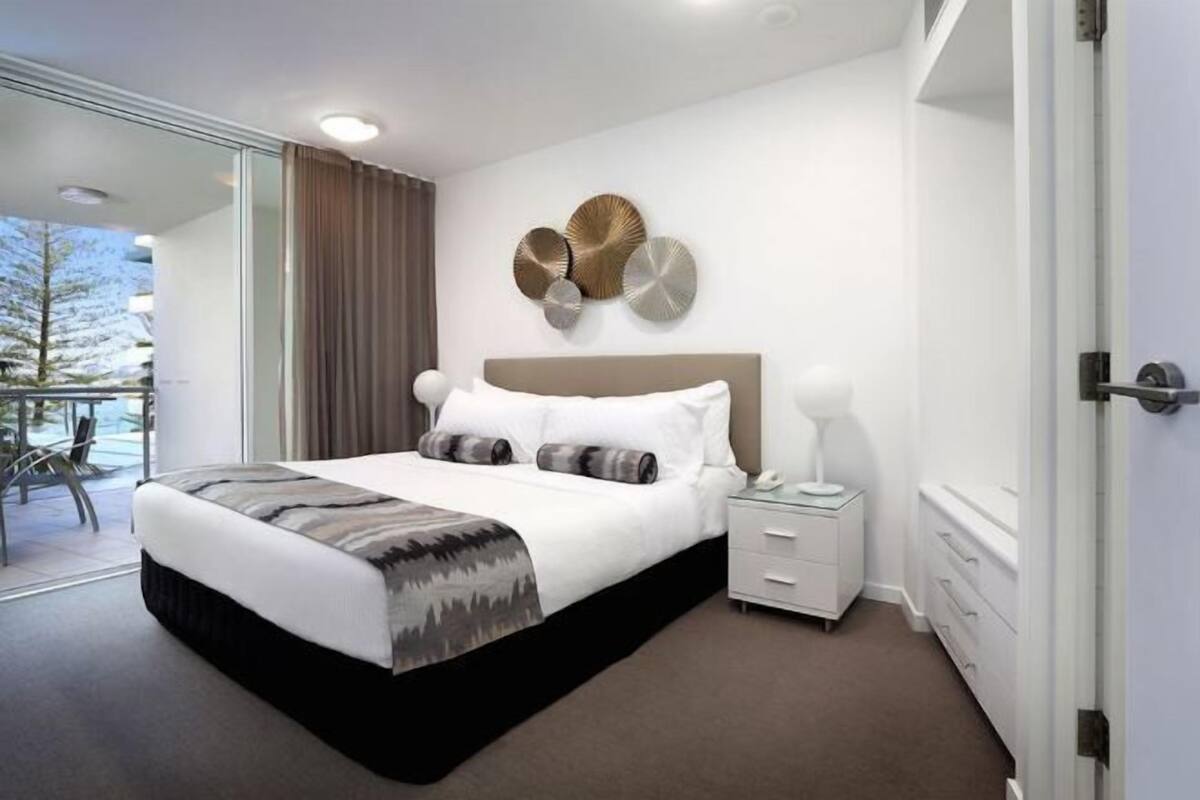 Premium bedding, in-room safe, desk, laptop workspace