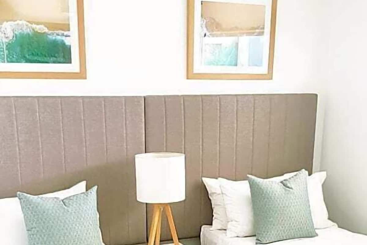 Premium bedding, in-room safe, desk, laptop workspace