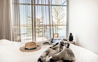 公寓, 3 间卧室, 海滩景观 | 高档床上用品、客房内保险箱、办公桌、笔记本电脑工作区