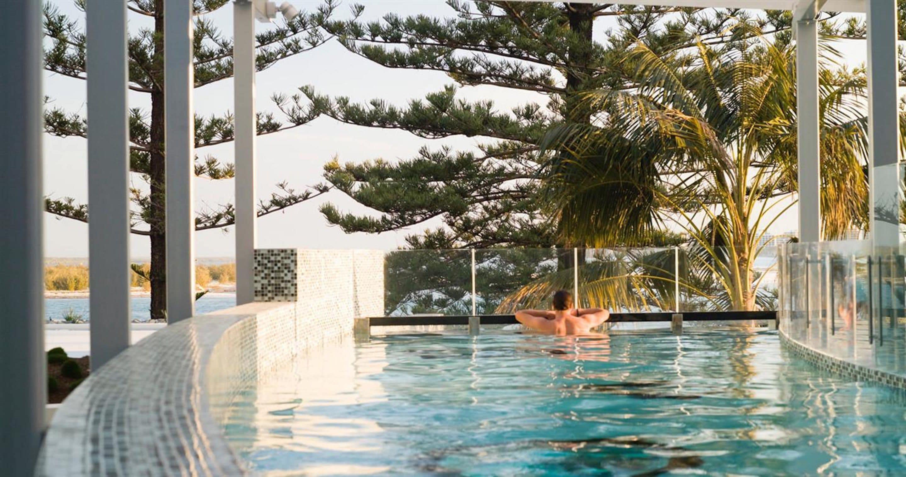 2 piscines extérieures, parasols de plage, chaises longues